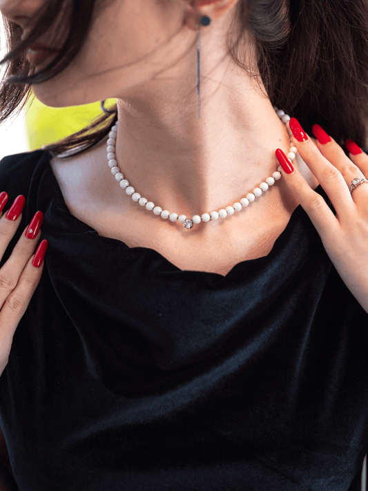 COLIER | Cu perle albe și piatră decorativă